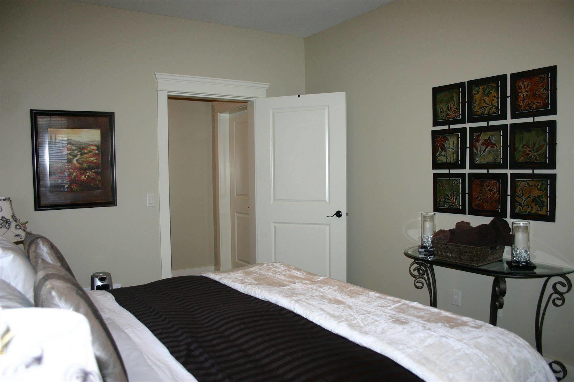 The Guest Suite On The Fairways Kelowna Exterior photo